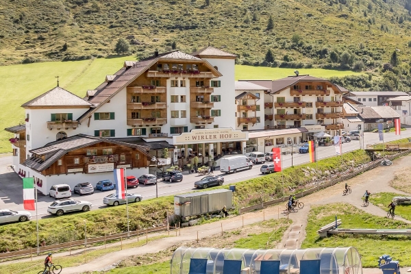 Hotel Exterior 